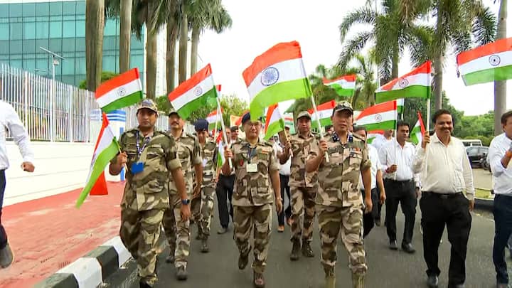 নিজের বাড়িতে আপনি দেশের জাতীয় পতাকা উত্তোলন করুন। আর তারপর তুলে নিন ছবি কিংবা সেলফি।