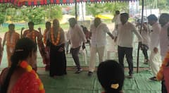 Former Minister Jogu Ramanna Dance: మహిళా సంఘాలతో కలిసి బతుకమ్మ పాటలకు స్టెప్పులు వేసిన మాజీమంత్రి జోగు రామన్న