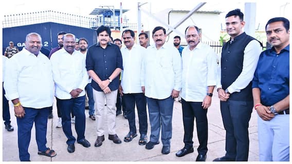 Pawan Kalyan Latest Look:విశాఖ పర్యటనలో పవన్ కళ్యాణ్ - చేతికి కట్టులేకుండా హుషారుగా ఉపముఖ్యమంత్రి !