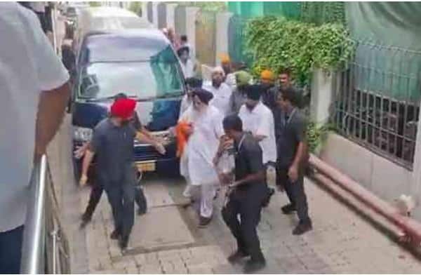 Punjab News: ਹਮਲੇ ਤੋਂ ਬਾਅਦ ਸੁਖਬੀਰ ਬਾਦਲ ਦੀ ਪਹਿਲੀ ਤਸਵੀਰ ਆਈ ਸਾਹਮਣੇ, ਚਿੱਟਾ ਕੁੜਤਾ ਖੂਨ...