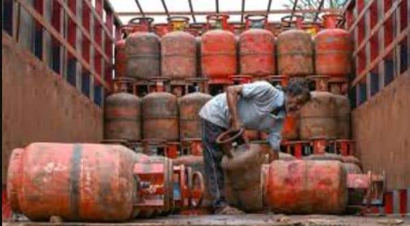 LPG Consumers pay ₹1,800 for Cylinder after August 15 not yet done e-KYC for Gas Connection LPG ਉਪਭੋਗਤਾਵਾਂ ਲਈ ਵੱਡੀ ਖ਼ਬਰ! 15 ਅਗਸਤ ਤੋਂ ਬਾਅਦ ਸਿਲੰਡਰ ਲਈ ਦੇਣੇ ਪੈ ਸਕਦੇ ਹਨ 1800 ਰੁਪਏ