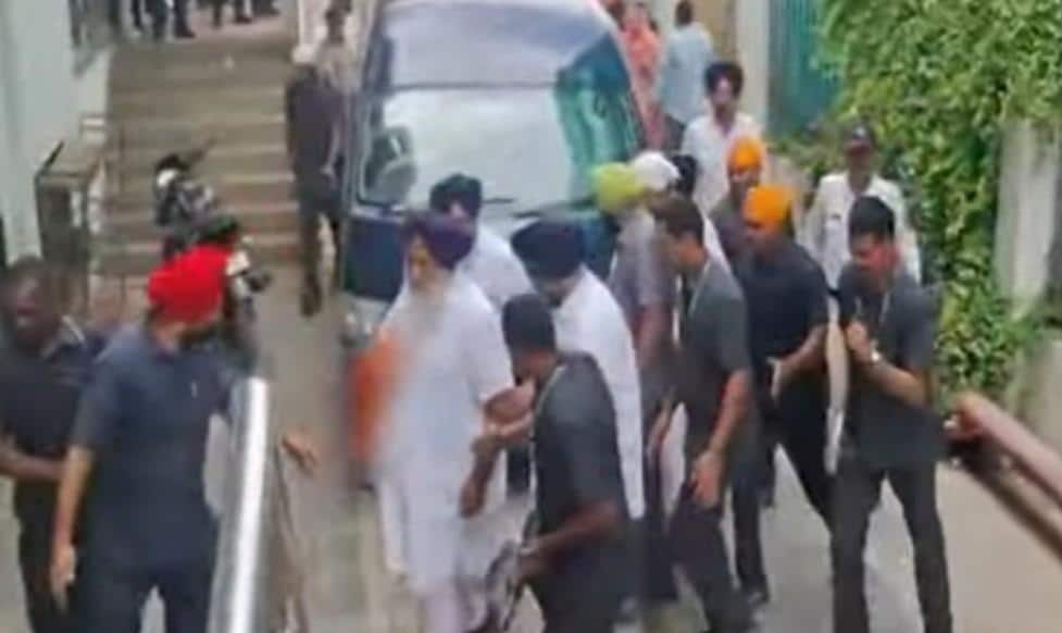 Punjab News: ਹਮਲੇ ਤੋਂ ਬਾਅਦ ਸੁਖਬੀਰ ਬਾਦਲ ਦੀ ਪਹਿਲੀ ਤਸਵੀਰ ਆਈ ਸਾਹਮਣੇ, ਚਿੱਟਾ ਕੁੜਤਾ ਖੂਨ...