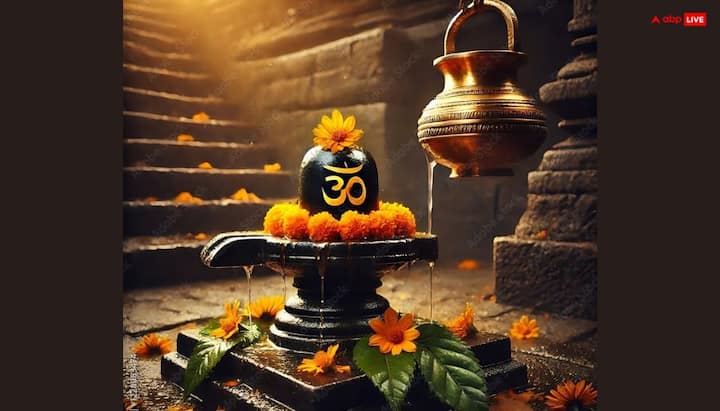 पंरपरा के अनुसार सबसे पहले शिव जी के दर्शन आंखें खोलकर करें, फिर हाथ जोड़कर प्रार्थना करें और फिर आंखें बंद कर कुछ देर महादेव का ध्यान लगाएं.