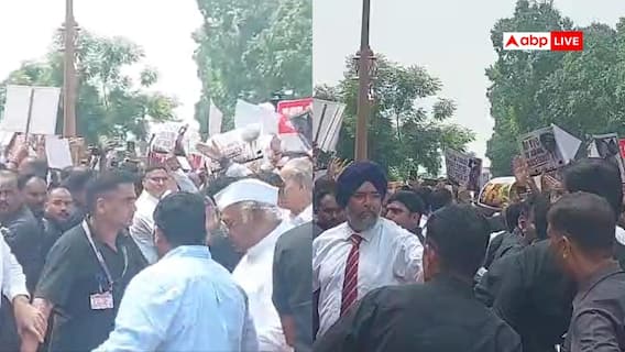 NDA और विपक्ष के सांसद प्रदर्शन करते हुए आमने सामने आए, बीच में खड़ी रही सिक्योरिटी NDA और विपक्ष के सांसद प्रदर्शन करते हुए आमने सामने आए, बीच में खड़ी रही सिक्योरिटी