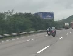 Pune Mumbai Expressway: बंदी असूनही पुणे-मुंबई एक्स्प्रेस वेवर दुचाकीस्वारांची मस्ती; स्वतःसह इतरांचाही जीव धोक्यात, PHOTO