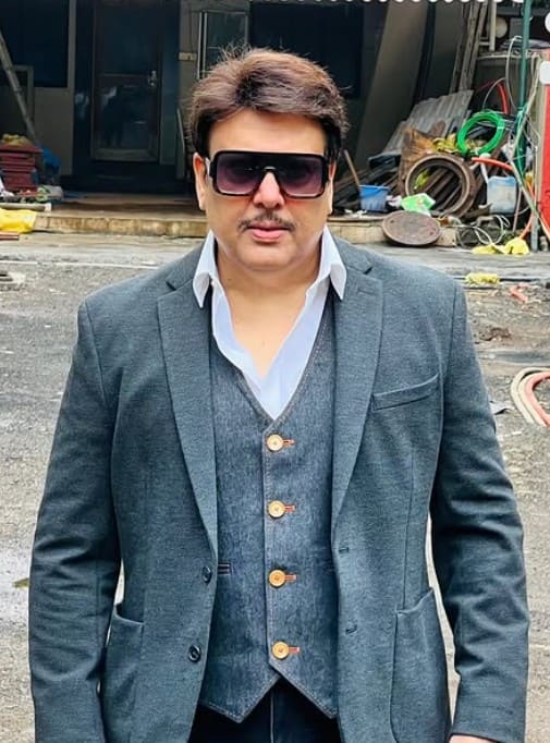 ਇਸ ਦੌਰਾਨ ਗੋਵਿੰਦਾ ਨੂੰ ਇਹ ਵੀ ਯਾਦ ਹੈ ਕਿ ਕਿਵੇਂ ਇੱਕ ਪੁਜਾਰੀ, ਜਿਸਨੂੰ ਉਹ ਰਾਮ ਕੁੰਡਲ ਕਹਿੰਦਾ ਹੈ, ਨੇ ਉਨ੍ਹਾਂ ਨੂੰ ਨਦੀ ਵਿੱਚ ਦੇਖਿਆ ਅਤੇ ਆਵਾਜ਼ ਮਾਰੀ। ਪੁਜਾਰੀ ਉਨ੍ਹਾਂ ਦੇ ਕੋਲ ਆਇਆ ਅਤੇ ਉਨ੍ਹਾਂ ਦੀ ਮਦਦ ਕੀਤੀ। ਇਸ ਘਟਨਾ ਨੇ ਗੋਵਿੰਦਾ ਨੂੰ ਅਹਿਸਾਸ ਕਰਵਾਇਆ ਕਿ ਉਨ੍ਹਾਂ ਨੂੰ ਆਪਣੇ ਕੰਮ ਤੋਂ ਪਿੱਛੇ ਹਟਣ ਦੀ ਲੋੜ ਹੈ। ਉਨ੍ਹਾਂ ਨੇ ਕਿਹਾ,