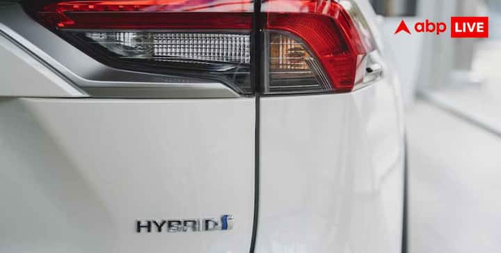 Hybrid कार में पेट्रोल इंजन और इलेक्ट्रिक मोटर दोनों होते हैं. कम स्पीड पर कार इलेक्ट्रिक मोटर का इस्तेमाल कर सकती है, जबकि ज्यादा स्पीड पर पेट्रोल इंजन काम करता है. ऐसी कारों का माइलेज करीब 20-25 किलोमीटर प्रति लीटर बताया गया है और पेट्रोल की कीमत के हिसाब से 1 किलोमीटर चलाने का खर्च करीब 5-6 रुपये हो सकता है. यह शहर और लंबी दूरी दोनों तरह की ड्राइविंग के लिए उपयोगी हो सकती है.