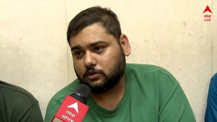 রূপালির চলে যাওয়ার খবর কীভাবে পেলেন স্বামী রাহুল দাস? সংবাদমাধ্যমকে রাহুল জানিয়েছেন, রাত ১১টা নাগাদ তাঁর কাছে একটি ফোন আসে। ফোনটি করা হয়েছিল রূপালির ফোন নম্বর থেকেই। ফোনের ওপার থেকে জানানো হয়, তাঁর স্ত্রীর শরীর খারাপ। তাঁকে দ্রুত হাসপাতালে আসতে বলা হয়। রাহুলের বক্তব্য, স্ত্রীর ফোন থেকেই তাঁকে ফোন করেছিলেন কেউ।
