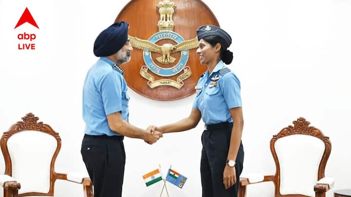 ভারতীয় বায়ুসেনার (IAF) ইতিহাসে আরও এক গৌরবময় অধ্যায়ের সূচনা হলো। অনন্য স্বর্ণোজ্জ্বল এই অধ্যায় গঠিত হলো স্কোয়াড্রন লিডার ভাবনা কান্ত'র (Bhawana Kanth) হাত ধরে। যে কাজ আগে কেউ করে উঠতে পারেননি, ভাবনা করে দেখিয়েছেন। কী ঘটেছে জানেন ?