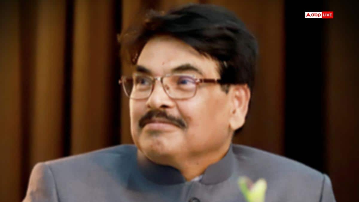 कौन हैं मनन कुमार मिश्रा? जिनके आदेश पर मचा बवाल, अभिजीत दीपके ने मांगा इस्तीफा