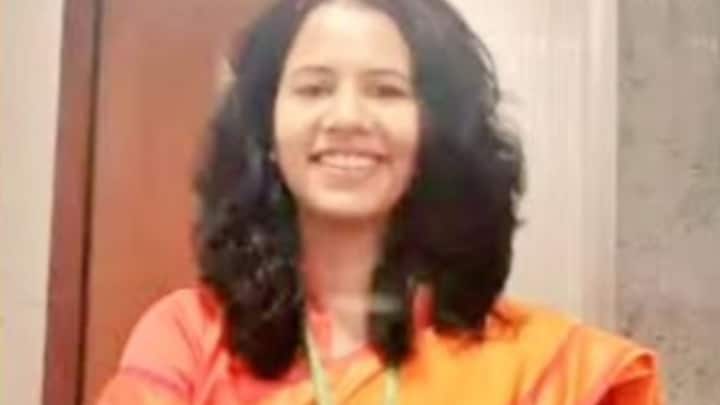 विज्ञान के क्षेत्र में करियर शुरू करने के बावजूद निधि की रुचि सिविल सेवा में थी. करीब 2008 में उन्होंने प्रतियोगी परीक्षाओं की तैयारी शुरू की, इस दौरान उन्होंने उत्तर प्रदेश लोक सेवा आयोग की परीक्षा दी और उनका चयन कमर्शियल टैक्स विभाग में असिस्टेंट कमिश्नर के पद पर हुआ. निधि ने इस पद पर करीब 2 साल तक काम किया, हालांकि उनका टारगेट यूपीएससी में जाना था. इसके बाद उन्होंने यूपीएससी सिविल सेवा परीक्षा की तैयारी शुरू कर दी और दिल्ली चली आई.