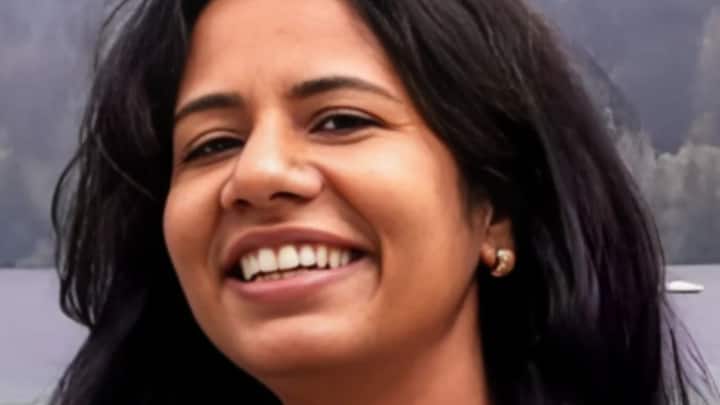 यूपीएससी की अपनी पहली सफलता में निधि को उनकी रैंक के आधार पर इंडियन रेलवे पर्सनल सर्विस आवंटित हुई थी, हालांकि वह आईएएस या आईएफएस में जाना चाहती थी और उन्होंने आईआरपीएस ज्वाइन नहीं किया.  उसके बाद उन्होंने दोबारा यूपीएससी परीक्षा देने का फैसला किया. 2013 की सिविल सेवा परीक्षा में उनकी मेहनत रंग लाई और उन्होंने जनरल कैटेगरी में ऑल इंडिया रैंक 96 हासिल की. इस बार उन्होंने भारतीय सेवा यानी आईएफएससी को चुना और 2014 बैच में शामिल हुई.