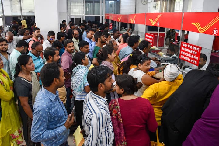 Investment : আপনার মাসিক বেতন যাই হোক না কেন, আর্থিক ভবিষ্যৎ গড়া সবারই লক্ষ্য হওয়া উচিত। কারণ আপনার সঙ্গে জ়ড়িয়ে রয়েছে আপনার পরিবারের ভবিষ্যৎ। বর্তমানের মূল্যবৃদ্ধির যুগে আপনিও যদি দীর্ঘ মেয়াদে বড় তহবিল গড়তে চান তাহলে পোস্ট অফিস দিচ্ছে সুযোগ।