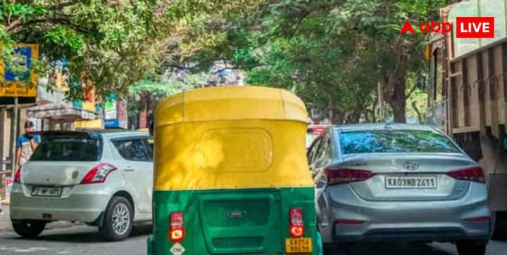 Hybrid कारों की कीमत पेट्रोल या डीजल कारों से ज्यादा हो सकती है और इनमें दो तरह के सिस्टम होने के कारण मेंटेनेंस भी महंगा पड़ सकता है. वहीं EV से प्रदूषण बहुत कम होता है और इसकी चार्जिंग लागत कम है, लेकिन चार्जिंग स्टेशन हर जगह आसानी से उपलब्ध नहीं हैं. बैटरी को पूरी तरह चार्ज होने में समय लगता है और समय के साथ उसकी क्षमता कम होने पर उसे बदलने का खर्च भी ज्यादा हो सकता है.