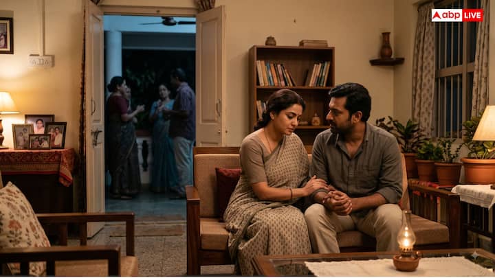 घर के क्लेश और गुप्त बातें बाहर उजागर करना (सुखमय दांपत्य के उपाय): घर की बातें हमेशा घर के भीतर ही रहनी चाहिए. जो पति या पत्नी अपने आपसी विवाद, व्यक्तिगत कमजोरियां या पारिवारिक गुप्त बातें दूसरों के सामने उजागर करते हैं, वे स्वयं अपने विनाश को निमंत्रण देते हैं. बाहरी लोग इसका गलत फायदा उठाते हैं, जिससे दरार और गहरी हो जाती है. यदि आप चाणक्य नीति के अनुसार दांपत्य जीवन को सुखमय बनाने के अन्य उपाय जानना चाहते हैं, तो सबसे पहले गोपनीयता बनाए रखना, एक-दूसरे की ढाल बनना, क्रोध पर नियंत्रण रखना, संकट के समय धैर्य से काम लेना और परिवार के धार्मिक संस्कारों व मर्यादाओं का मिलकर पालन करना सीखें.