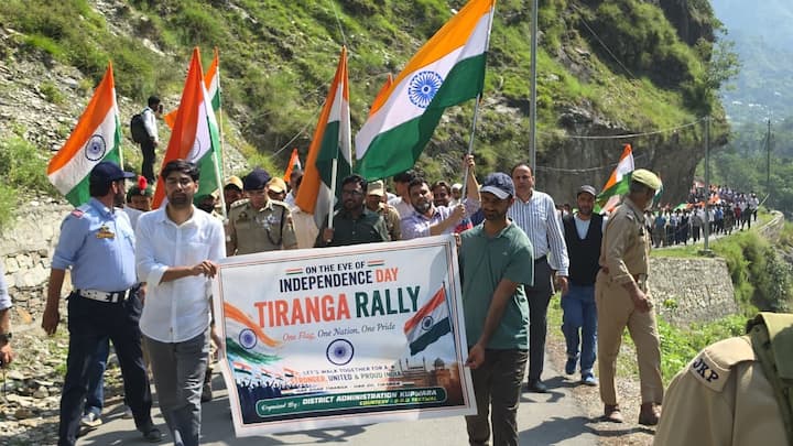 జమ్మూ కాశ్మీర్ లో 'హర్ ఘర్ తిరంగా' ప్రచారంలో భాగంగా, కుప్వారా జిల్లాలోని కర్నా ప్రాంతంలోని తీత్వాల్ వద్ద నియంత్రణ రేఖ సమీపంలో జరిగిన భారీ 'తిరంగా ర్యాలీ'లో 1,200 మీటర్ల పొడవైన త్రివర్ణ పతాకాన్ని ప్రదర్శించారు.