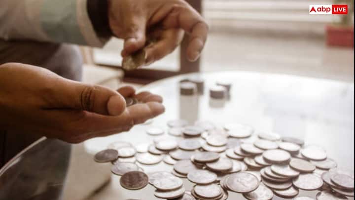 आजादी के बाद भी कुछ समय तक ब्रिटिश सिक्के चलते रहे. गणतंत्र भारत का पहला सिक्का 1950 में जारी किया गया. इसमें राजा रानी की तस्वीर की जगह अशोक स्तंभ को शामिल किया गया.