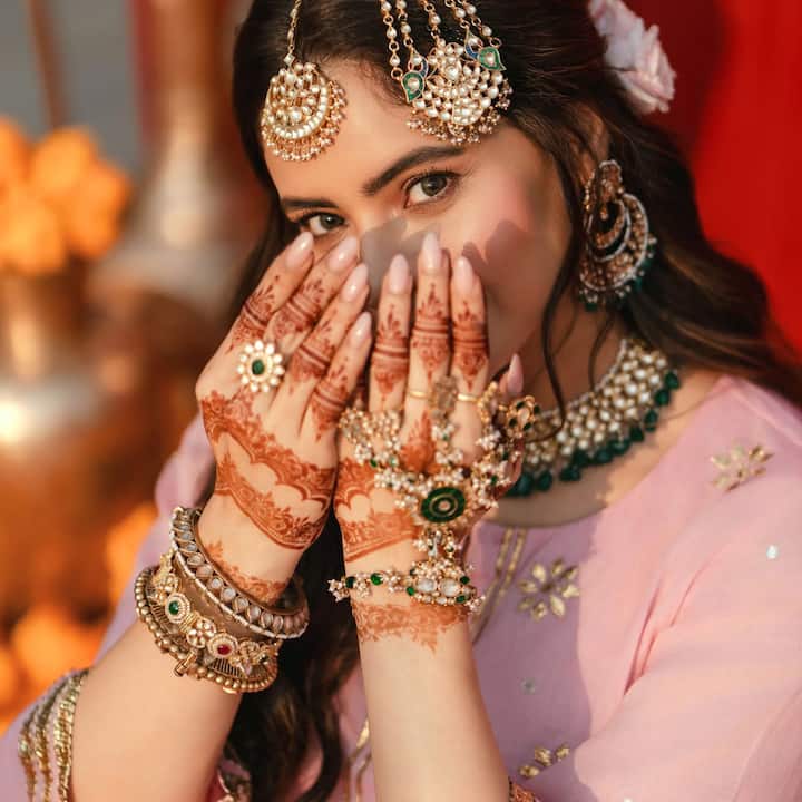 આમનાને ફરવાનો ખૂબ શોખ છે, તે તેના ઈન્સ્ટાગ્રામ પરથી જોઈ શકાય છે. ટ્રેડિશનલ હોય કે વેસ્ટર્ન લુક, અભિનેત્રી આમના શરીફ હંમેશા ગ્લેમરસ લાગે છે.