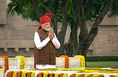 झंडा फहराने से लेकर बच्चों से हाथ मिलाने तक, PM मोदी के दिखे कई रंग