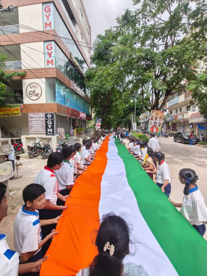 దేశ సమైక్యత, స్వాతంత్ర్య పోరాట వీరుల త్యాగాలను గుర్తుచేసుకుంటూ ప్రజలంతా వీధుల్లోకి వచ్చారు. దేశవ్యాప్తంగా పలు ప్రాంతాల్లో విద్యార్థులు, యువత, సామాజిక సంస్థలు, జవాన్లు..తిరంగా ర్యాలీలు నిర్వహించారు