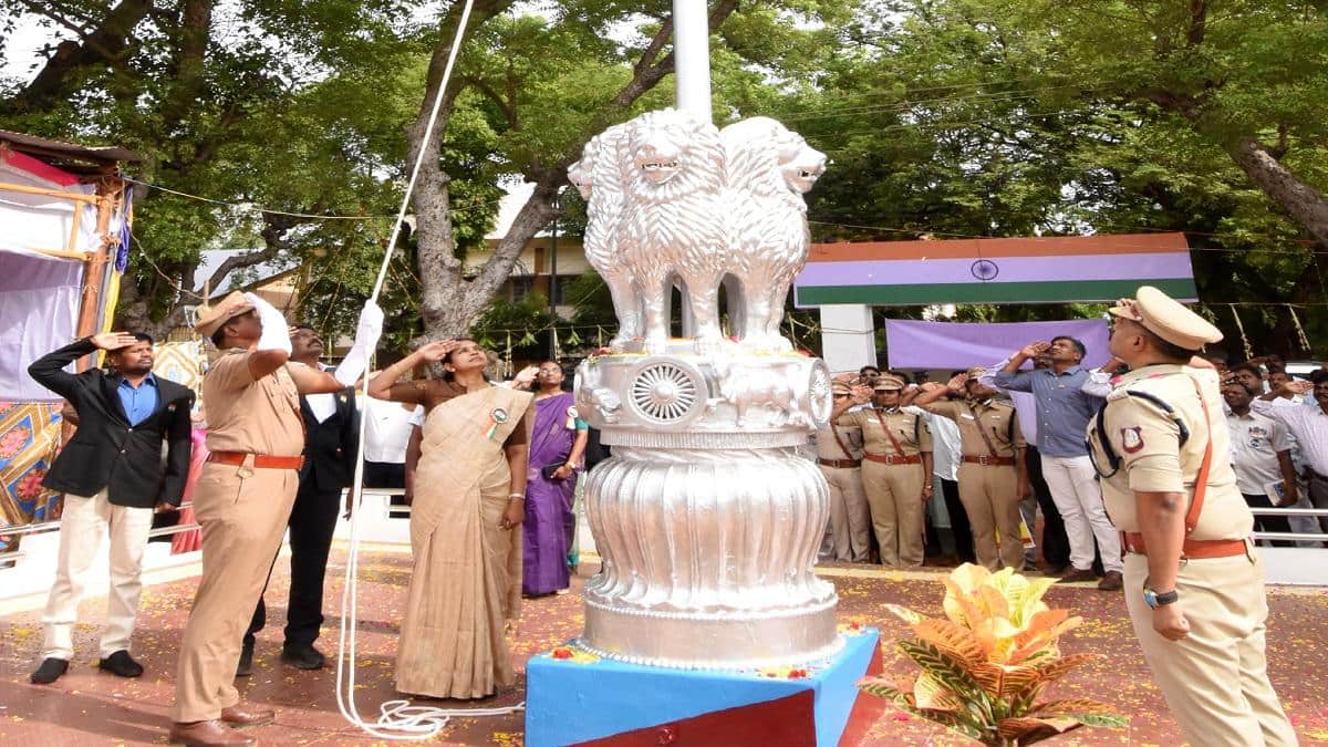 கம்பீர அணிவகுப்பு... தஞ்சையில் கலெக்டர் ரேவதி தலைமையில் சுதந்திர தின விழா கொண்டாட்டம்