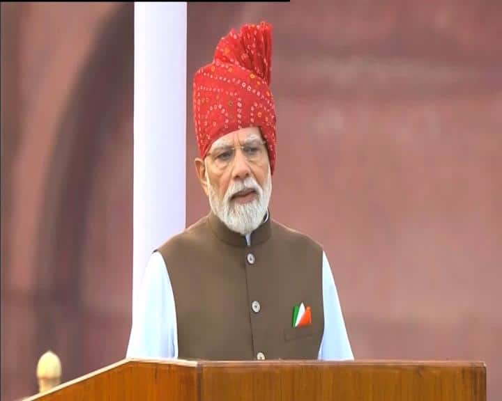 PM મોદીએ લાલ બાંધણીની પાઘડી સાથે દેશને આપ્યો ખાસ સંદેશ