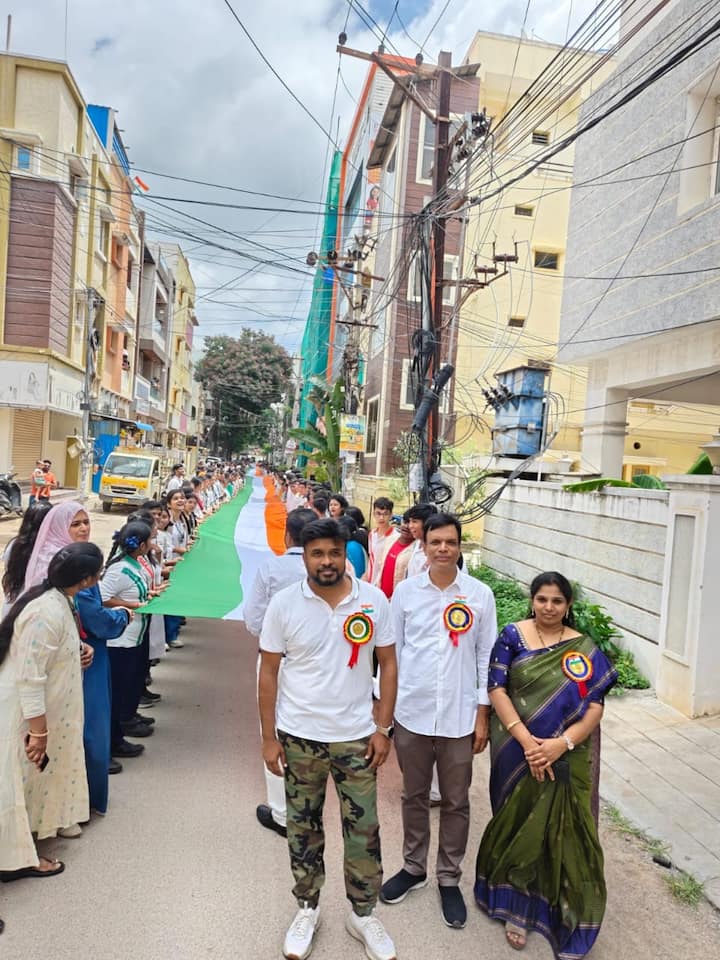 హైదరాబాద్ లో పాఠశాల విద్యార్థులు తిరంగా ర్యాలీలో ఉత్సాహంగా పాల్గొన్నారు. త్రివర్ణ పతాకం, దేశభక్తి నినాదాలు, జాతీయ గీతాలతో వాతావరణం ఉత్సాహంగా మారింది. వందేమాతరం, భారత్ మాతాకీ జై అనే అనే నినాదాలు ఆకాశం నిండా ప్రతిధ్వనించాయి