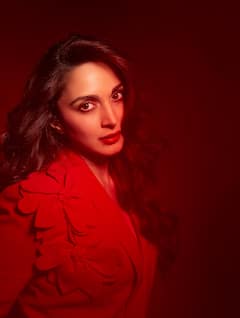 Kiara Advani Photo: કિયારા અડવાણીએ રેડ લુકમાં આપ્યા ગ્લેમરસ પોઝ, જુઓ તસવીરો