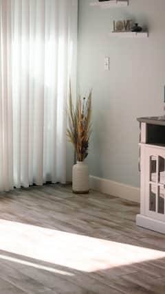 अपने रूम में ऐसे बनाएं Cozy स्पेस