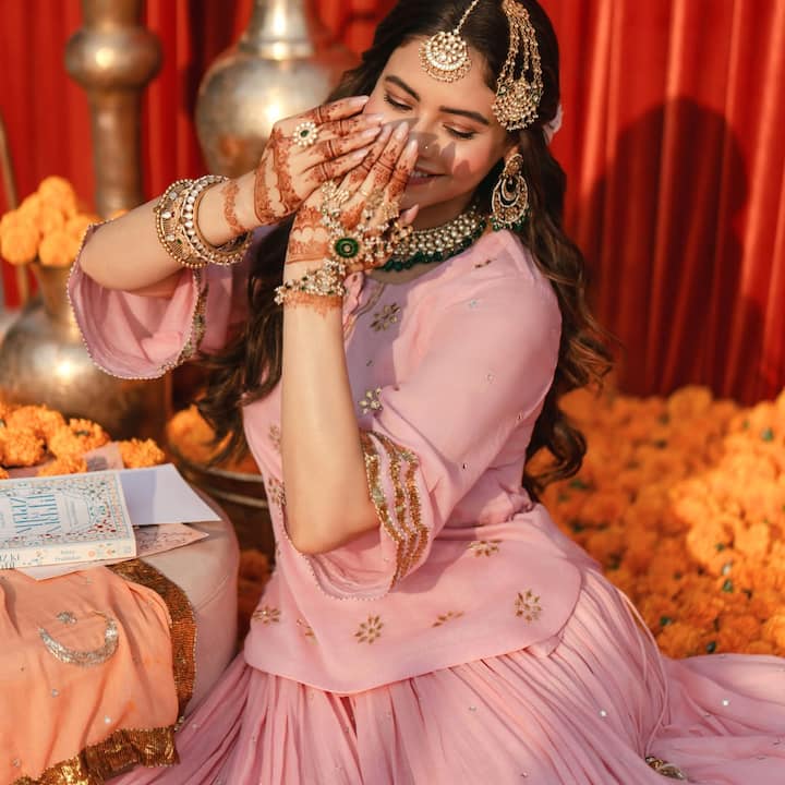 હવે ફરી એકવાર અભિનેત્રીનું લેટેસ્ટ ફોટોશૂટ ચાહકોમાં ખૂબ વાયરલ થઈ રહ્યું છે. આ તસવીરોમાં આમનાનો ખૂબ જ સુંદર લુક જોવા મળી રહ્યો છે.