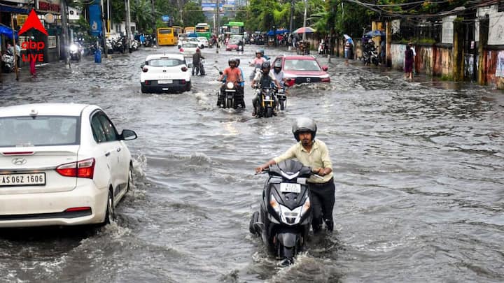 দেশের ১৯টি রাজ্যে বৃষ্টি ও ঝড়ের সতর্কতা জারি করা হয়েছে। আবহাওয়া দপ্তরের পূর্বাভাস অনুযায়ী, পশ্চিমবঙ্গে আগামী ২ দিন আরও ভারী বৃষ্টির সম্ভাবনা আছে।