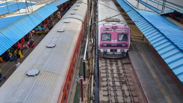 CAG জানিয়েছে, রেলওয়ের বিভিন্ন জ়োন ঠিক মতো কাজ করছে না। ফলে পরিষেবায় ব্যাপক অসঙ্গতি চোখে পড়ছে। ওয়াটার কুলারের পানীয় জলে ই-কোলাই (E.coli) ব্যাকটিরিয়ার উপস্থিতি পাওয়া গিয়েছে। রেল স্টেশনের শৌচারগালির পরিবেশও বেশ অস্বাস্থ্যকর। গত ১২ অগাস্ট সংসদে CAG-এর Passengers amenities and sanitisation at non-suburban railway stations on Indian Railways রিপোর্টটি পেশ হয়, যাতে বলা হয়, ‘ছয়টি জ়োনের ৫৯টি রেল স্টেশনে পানীয় জলের ব্যাকটিরিয়া পরীক্ষাই করা হয়নি।’