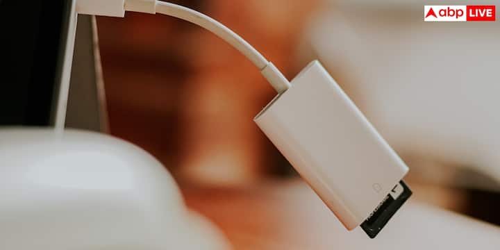 बताते चलें कि हर USB-C केबल USB4 की पूरी स्पीड देने में पावर नहीं होती है. कुछ केबल केवल चार्जिंग या सिर्फ डेटा ट्रांसफर के लिए बनी होती हैं. इसलिए अगर आपको तेज डेटा ट्रांसफर चाहिए तो केबल की स्पीड और USB वर्जन को चेक करना जरूरी होता है.
