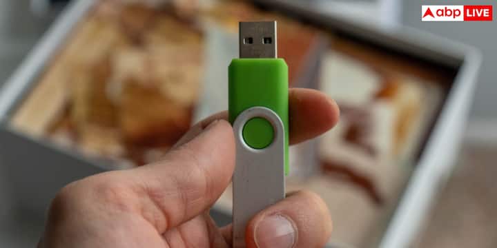 आपको बता दें कि USB-C और USB4 के बीच के स्पीड की कंपैरिजन करें तो USB4 को फास्ट डेटा ट्रांसफर के लिए डिजाइन किया गया है. USB4 में 20Gbps, 40Gbps और कुछ नए USB4 वर्जन में इससे भी ज्यादा डेटा ट्रांसफर पावर मिलती है. हालांकि, असली स्पीड आपके लैपटॉप, फोन, केबल, स्टोरेज डिवाइस और इस्तेमाल किए जा रहे USB स्टैंडर्ड पर निर्भर करती है.