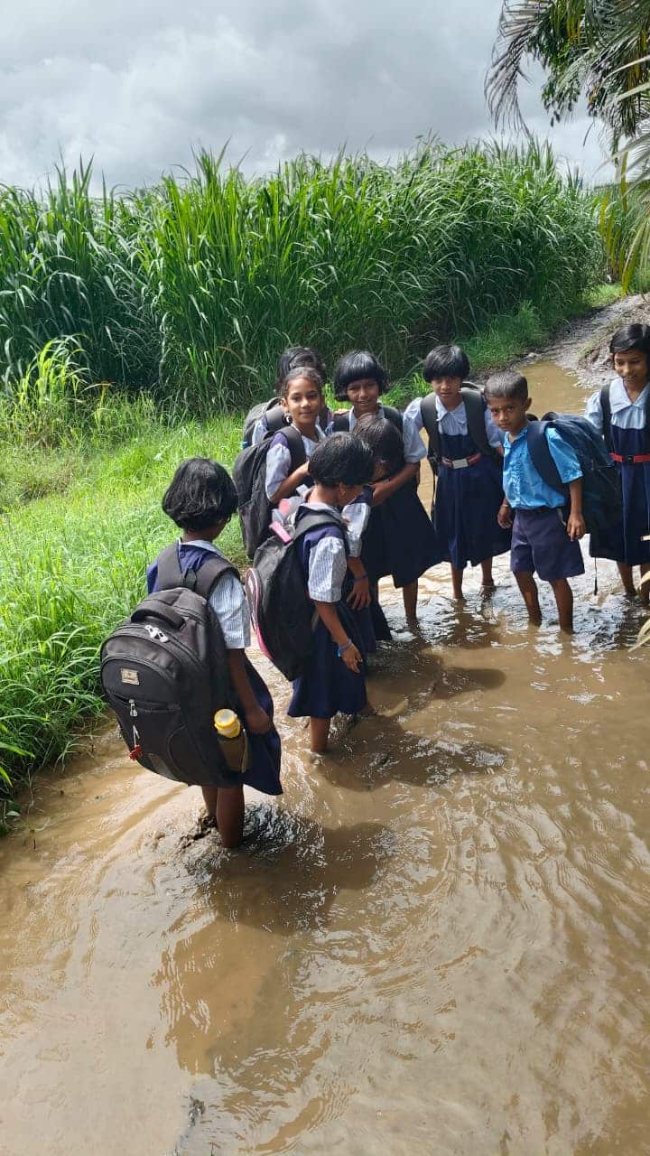 लहान मुलांना दररोज चिखलातून चालत शाळेत जावे लागत असल्याने पालकांमध्येही नाराजी व्यक्त होत आहे.