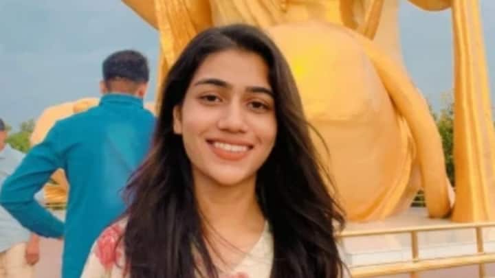 वहीं कई असफलताओं, रणनीति में बदलाव और लगातार मेहनत के बाद आकांक्षा विश्वकर्मा ने यूपीएससी सीएपीएफ असिस्टेंट कमांडेंट एग्जामिनेशन 2025 में ऑल इंडिया रैंक तीन हासिल की. वह इस परीक्षा में सबसे ज्यादा अंक हासिल करने वाली महिला बनी.