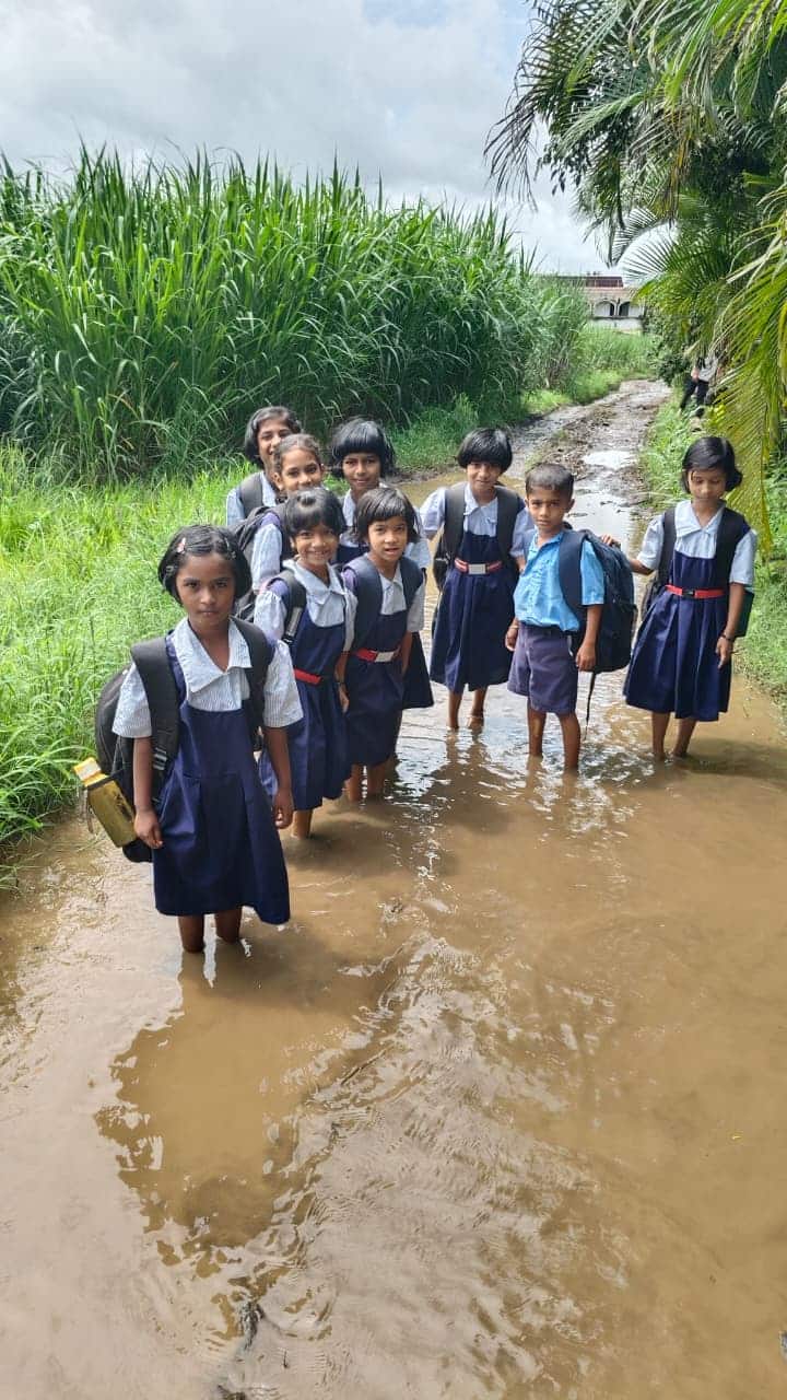 लहान मुलांना दररोज चिखलातून चालत शाळेत जावे लागत असल्याने पालकांमध्येही नाराजी व्यक्त होत आहे.