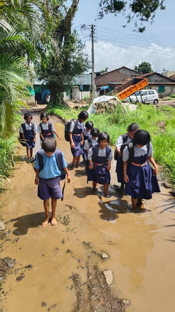 ग्रामीण भागातील विद्यार्थ्यांना शिक्षणासाठी स्वच्छ व सुरक्षित रस्ता मिळणे आवश्यक असताना हंचनाळवाडीतील विद्यार्थ्यांना अशा परिस्थितीतून शाळेत जावे लागत आहे.