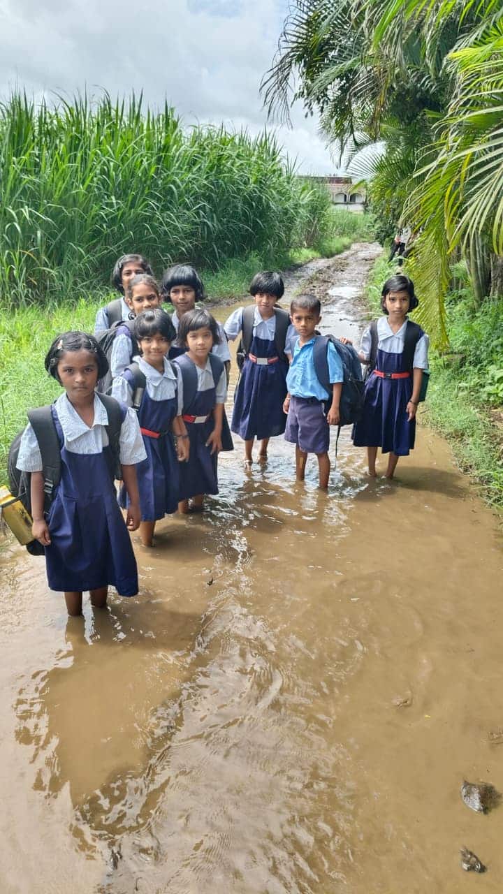 लहान मुलांना दररोज चिखलातून चालत शाळेत जावे लागत असल्याने पालकांमध्येही नाराजी व्यक्त होत आहे.