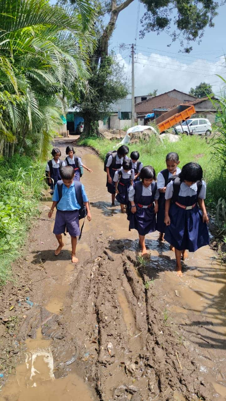 पावसामुळे शाळेकडे जाणारा रस्ता चिखलमय झाल्याने विद्यार्थ्यांना मोठ्या अडचणींचा सामना करावा लागत आहे.