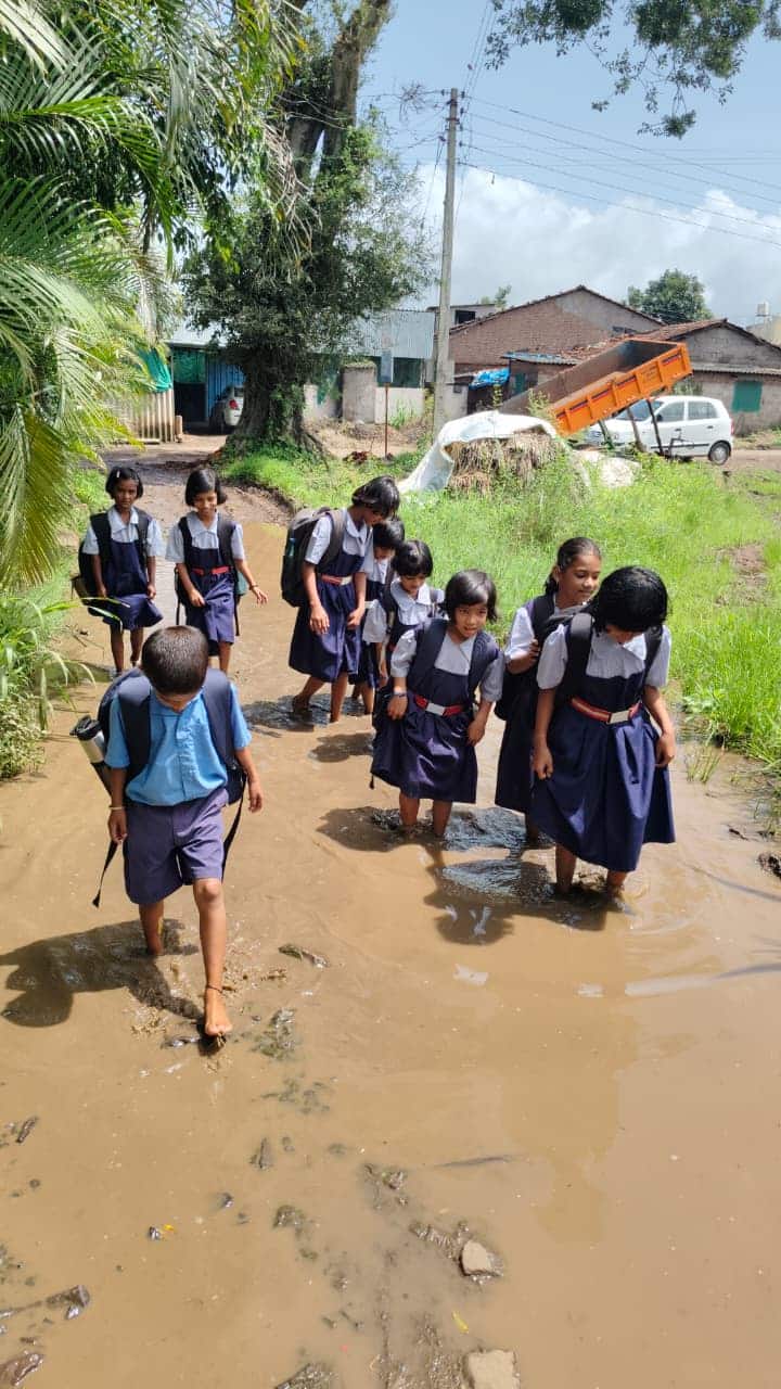 संबंधित प्रशासनाने या समस्येकडे तातडीने लक्ष देऊन रस्त्याची दुरुस्ती करावी आणि विद्यार्थ्यांना सुरक्षित मार्ग उपलब्ध करून द्यावा, अशी मागणी पालक व ग्रामस्थांतून होत आहे..