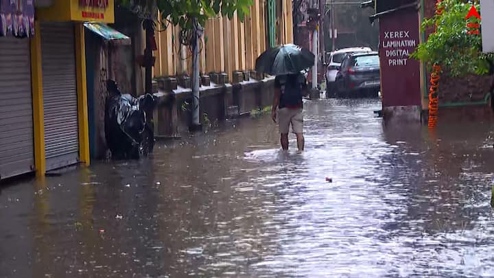 ভারী বর্ষণে ভোগান্তি জেলাগুলিতেও। পূর্ব মেদিনীপুর, দক্ষিণ ২৪ পরগনার একাধিক জায়গায় জল যন্ত্রণা দেখা গিয়েছে। জল ঢুকে গিয়ে স্কুলের ভিতরে, ক্লাসরুমগুলিতেও।