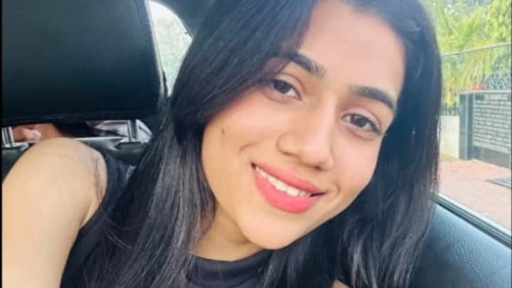 आकांक्षा के दिनचर्या भी काफी अनुशासित थी. वह रोजाना सुबह करीब 6:30 से 7 बजे के बीच उठती और घर के जरूरी काम पूरे करने के बाद लगभग 9:00 बजे लाइब्रेरी पहुंचती. लाइब्रेरी में वह दिन का टारगेट करती थी और कम से कम 7 घंटे की प्रोडक्टिव पढ़ाई का टारगेट रखती थी. वह करीब रात 8 बजे तक लाइब्रेरी में पढ़ती. लंच और चाय के लिए समय निकालने के बाद घर लौटकर मौका मिलने पर सवालों की प्रैक्टिस भी करती थी.