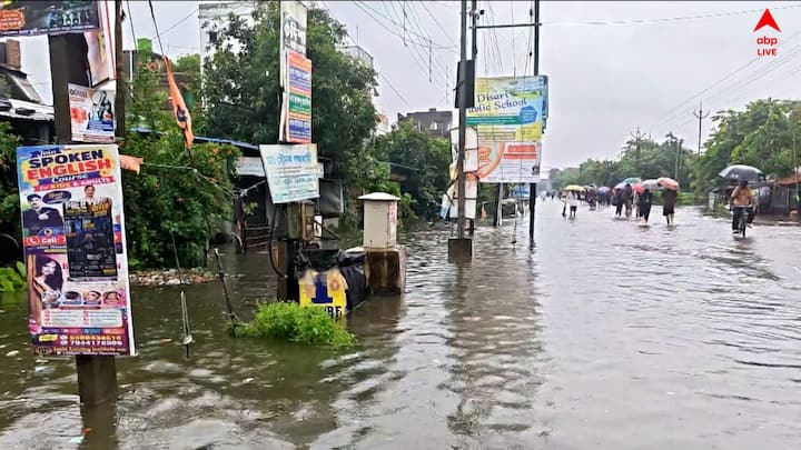 বেহালা বিবেকানন্দ পল্লিতেও জল জমে গিয়েছে অনেকটাই পরিমানে। পাতিপুকুরেও জল জমে যাতায়াতে অসুবিধা তৈরি হয়েছে।