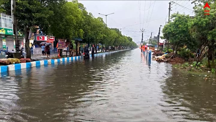 আলিপুর আবহাওয়া দফতর সূত্রে খবর, অতি বৃষ্টির লাল সতর্কতা জারি করা হয়েছে দক্ষিণবঙ্গে। উপকূল ও পশ্চিমের জেলায় প্রতি বৃষ্টির সতর্কতা জারি করা হয়েছে।