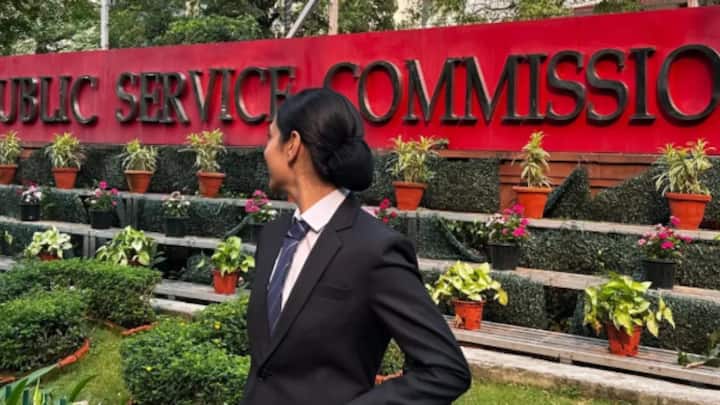 वहीं पहले वह यूपीएससी में सफलता को अपने लिए बहुत बड़ी और लगभग असंभव उपलब्धि मानती थी, लेकिन तीसरे प्रयास के बाद उन्होंने परिणाम की चिंता करने की बजाय अपनी पूरी क्षमता के साथ एक और साल तैयारी करने का निर्णय लिया. इसी बदलाव ने आगे की तैयारी में उनकी मदद की.
