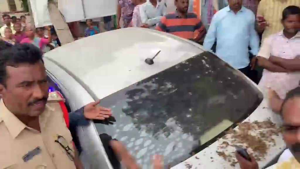 Addanki Ganja News: అద్దంకి సమీపంలో రోడ్డు ప్రమాదం.. పోలీసుల వాహనంలో గంజాయి చూసి స్థానికులు ఆగ్రహం