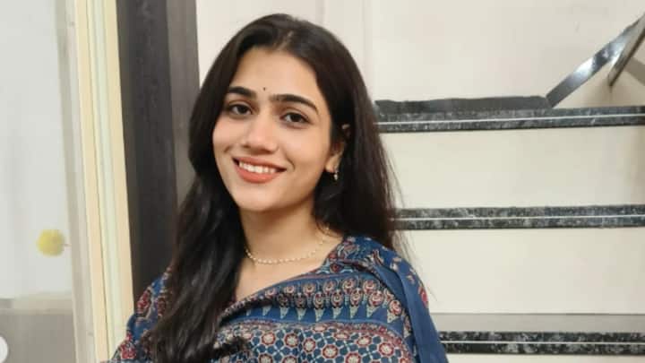सीआरपीएफ में महिलाओं की भागीदारी कम होने की जानकारी ने भी आकांक्षा को इस क्षेत्र में आगे बढ़ने के लिए प्रेरित किया. उन्होंने सामाजिक अपेक्षाओं को अपने टारगेट के बीच नहीं आने दिया. उनका मानना है कि अगर वह इस क्षेत्र में सफल होती है तो उनकी उपलब्धि दूसरी लड़कियों और परिवारों को भी यह सोचने के लिए प्रेरित कर सकती है कि महिलाएं किसी भी क्षेत्र में आगे बढ़ सकती है.