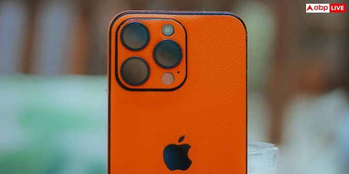 आपको बता दें कि iPhone के Health ऐप में मौजूद Medical ID फीचर में यूजर अपनी जरूरी हेल्थ रिलेटेड जानकारी सेव कर सकता है. इसमें नाम, उम्र, ब्लड ग्रुप, एलर्जी, मेडिकल कंडीशन, दवाइयों और दूसरी जरूरी जानकारी भरी जा सकती हैं जो मुश्किल स्थिति में काम आ सकती हैं.