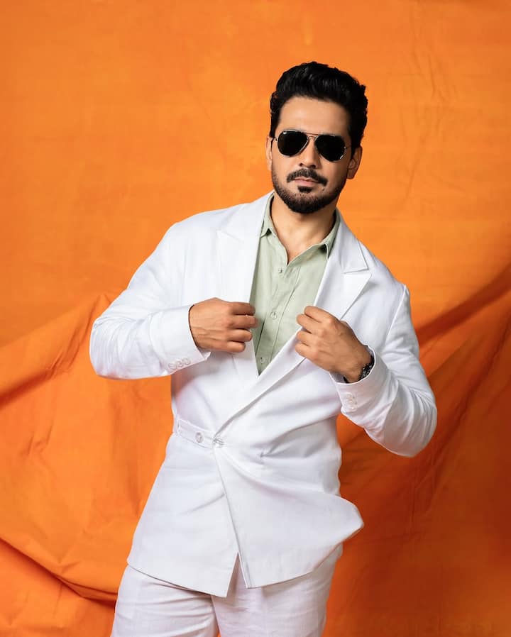 'बिग बॉस 14' के दौरान अभिनव शुक्ला ने भी घर में अपने पहले दिन की एक अजीब घटना का जिक्र किया था. उन्होंने बताया कि रात में वॉशरूम जाने के लिए उठे तो उन्हें अचानक अपने पास से ठंडी हवा गुजरती हुई महसूस हुई. अभिनव ने कहा, 'उस वक्त ठंड थी, लेकिन वो हवा कुछ अलग महसूस हुई. जैसे ही हवा मेरे पास से गुजरी, मैंने देखा कि मेरे पीछे कैमरा लटका हुआ था.' इस घटना के बाद अभिनव भी सोच में पड़ गए कि आखिर उस वक्त उन्हें ऐसा अजीब एहसास क्यों हुआ.